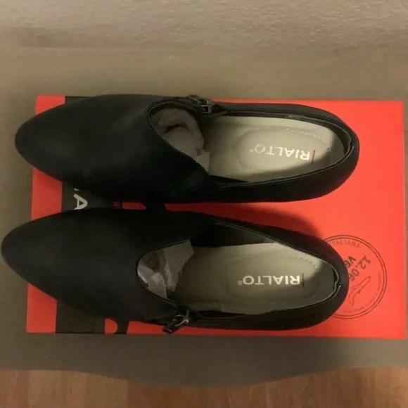 Rialto Brand Navy shootie, low heel, size 7.5 wide - Picture 4 of 6